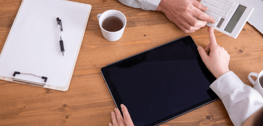タブレットと電卓で試算する様子
