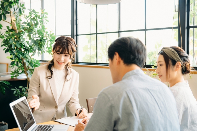 顧客と話すビジネスウーマン