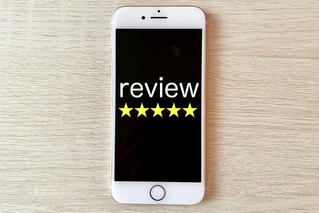 REVIEWが表示されたスマホ