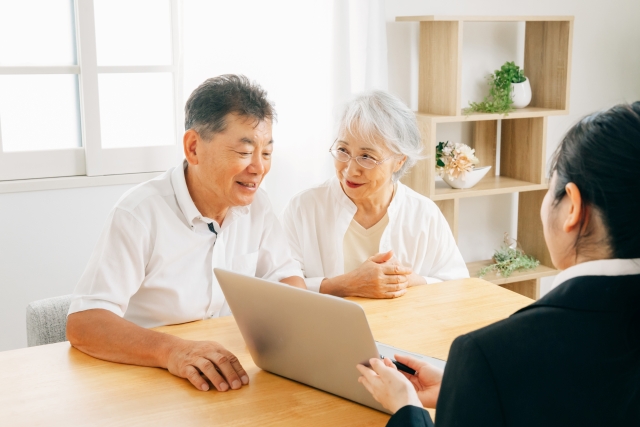 営業担当に相談する夫婦