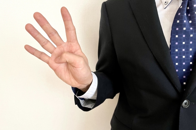 ４つと示すビジネスマンの手