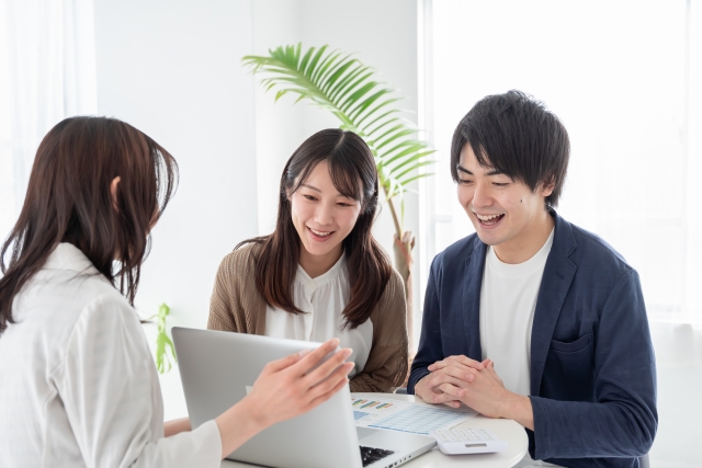 客と話すビジネスウーマン
