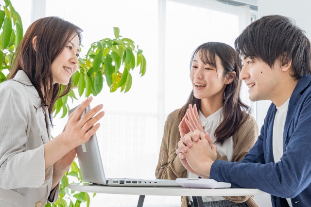 顧客と話すビジネスウーマン