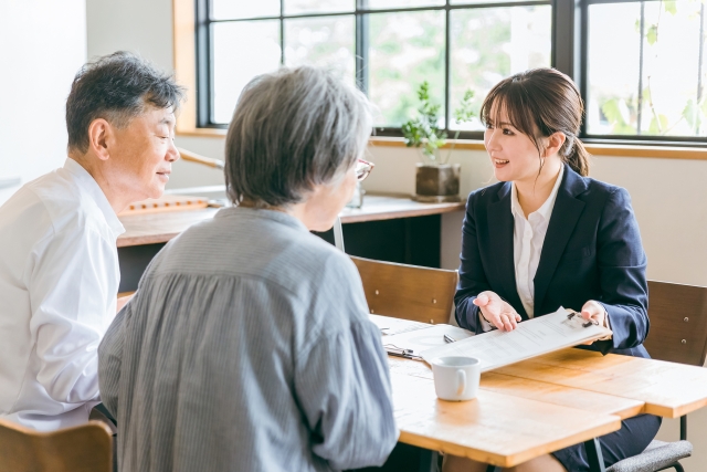 笑顔で話すビジネスウーマン