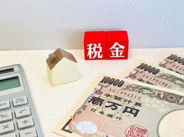 税金と書かれたブロックと紙幣