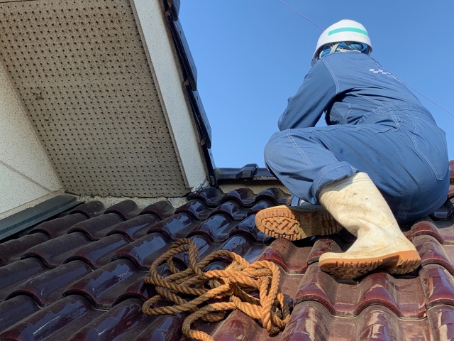 屋根の修理をしている作業員