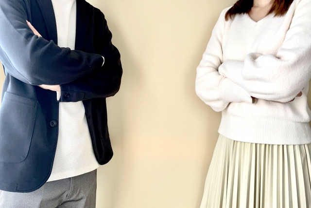 腕組みをする男女