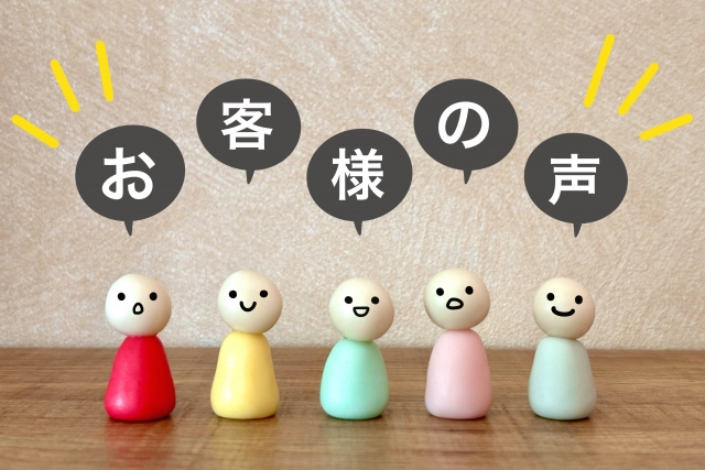お客様の声の吹き出しと木の人形