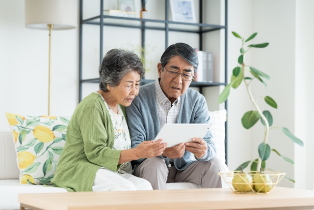 相談する老夫婦
