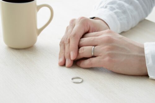 離婚したら家はどうする？売却すべき判断基準とベストなタイミング・手続きの流れを徹底解説