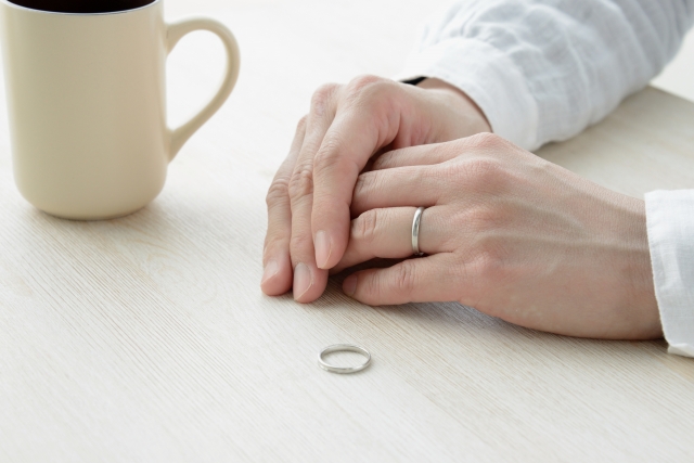 離婚したら家はどうする？売却すべき判断基準とベストなタイミング・手続きの流れを徹底解説