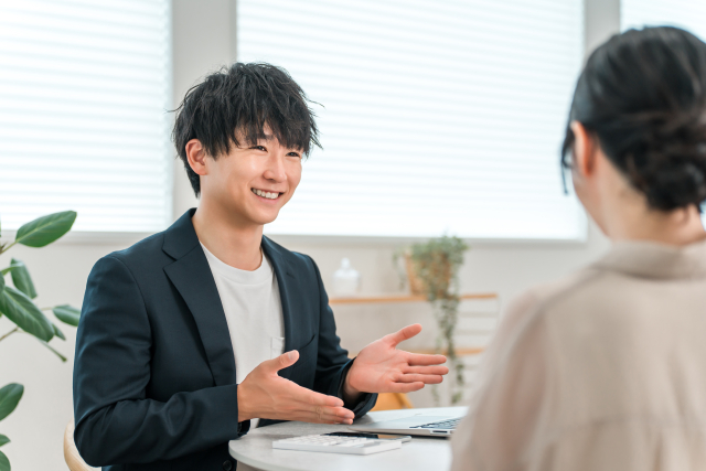 女性客と話すビジネスマン
