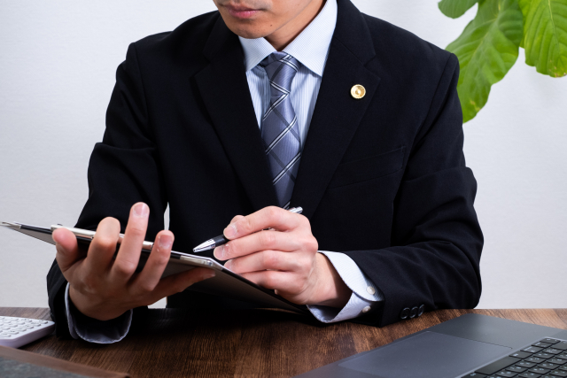 メモを取る弁護士