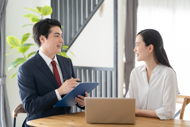 会話するビジネスマン