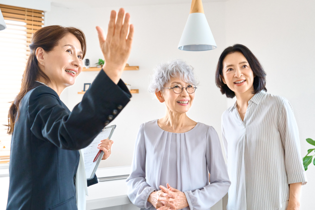 家で説明する営業担当