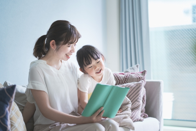 本を見ている母と子